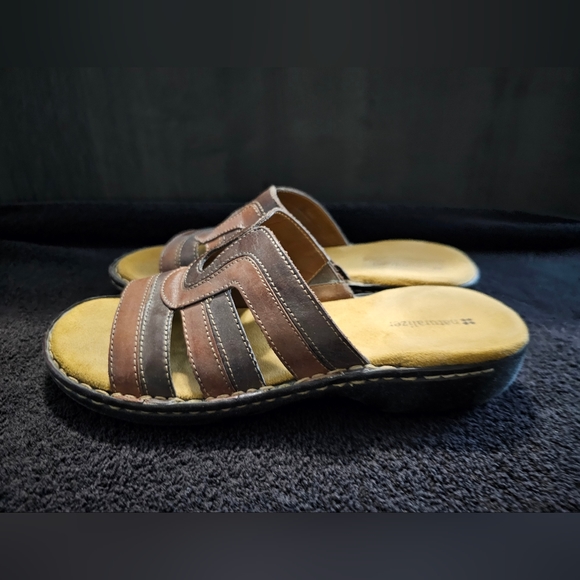 *Naturalizer Sandals* - Picture 6 of 12